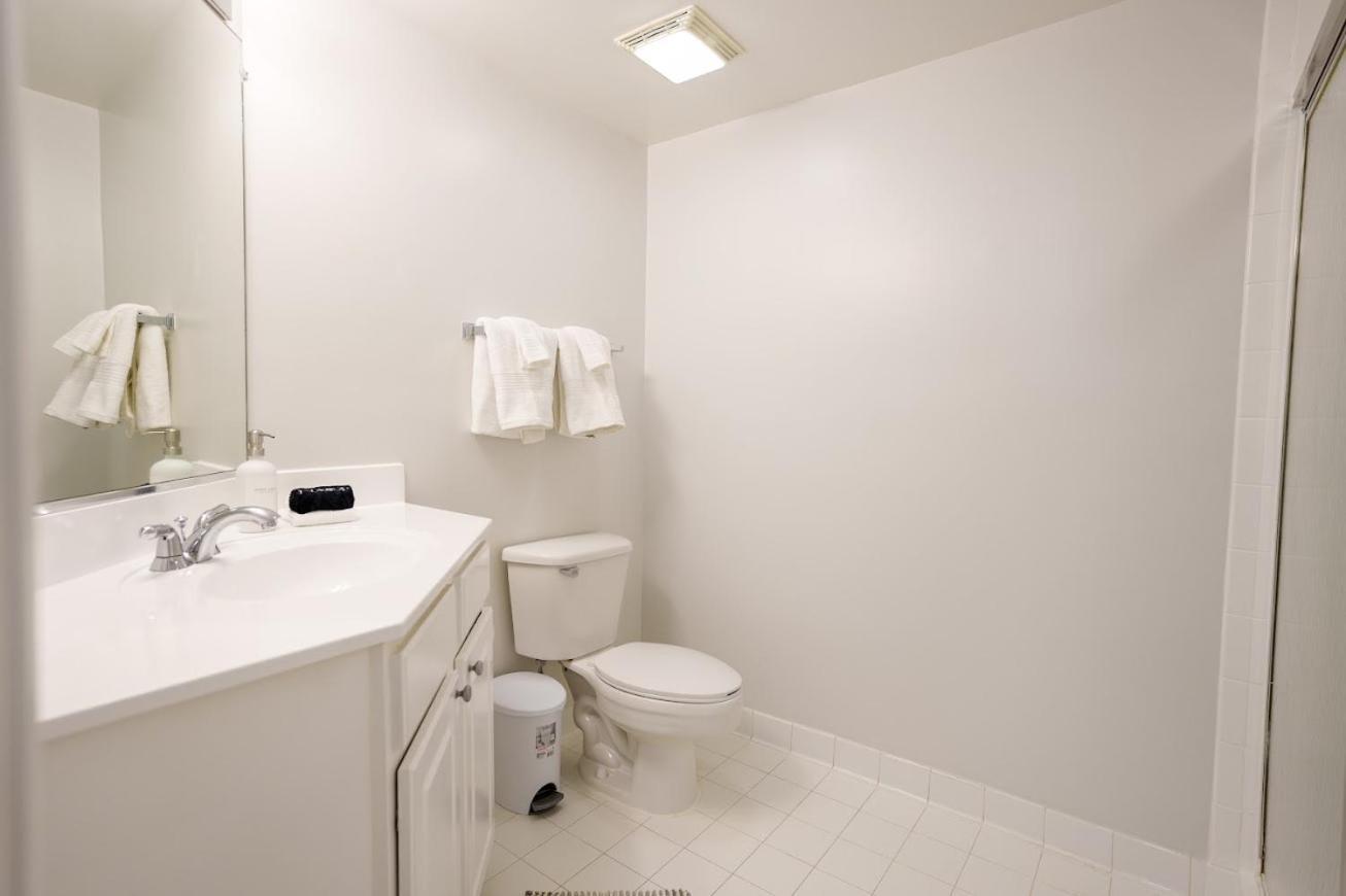Ballston Getaway King Suite Арлингтон Экстерьер фото